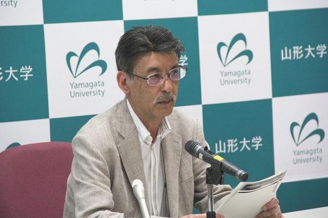 「安達峰一郎研究プロジェクト」成果報告の説明を行う北川教授の画像