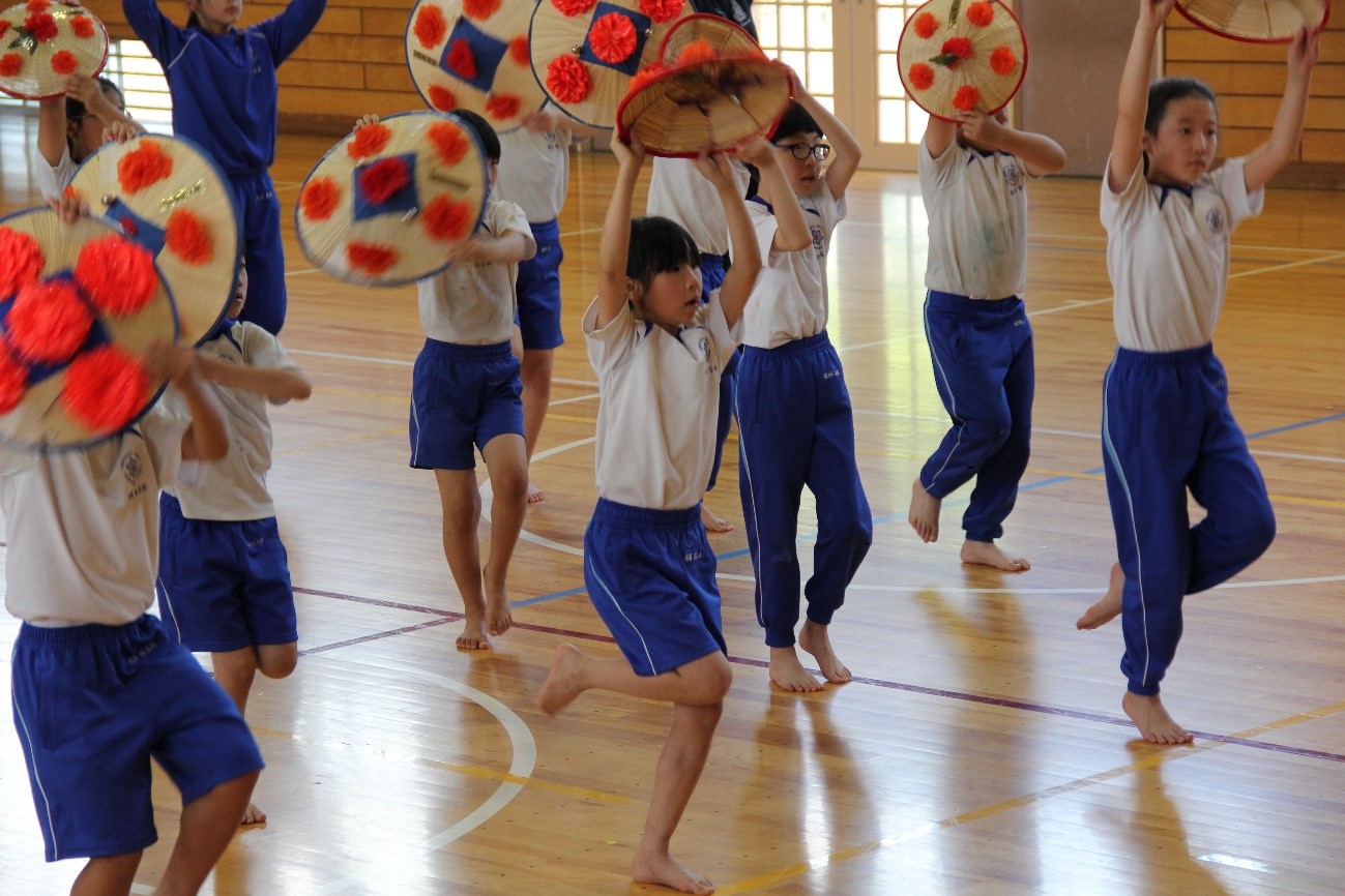 実際に花笠踊りを踊ってみる児童の画像