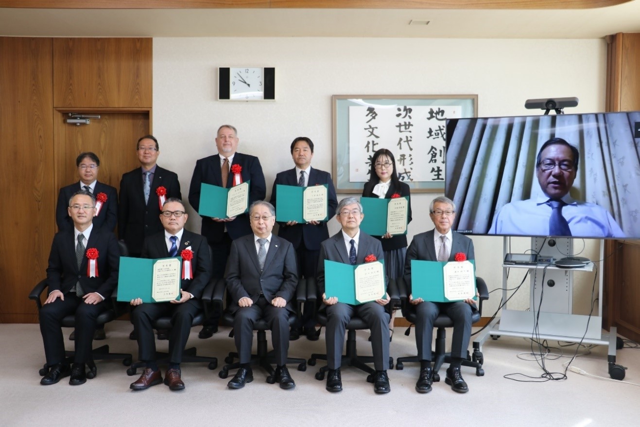 （後列左から）古澤教授（※）、齊藤教授（※）、グローグ准教授、下平教授、中西准教授、坂井教授
（前列左から）野々村教授（※）、伊藤教授（※）、玉手学長、岩田教授、浦川教授
※高度博士人材育成・支援プロジェクト推進チームの画像