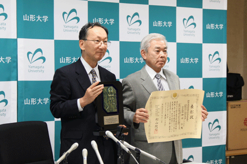 産学官連携功労者表彰を受賞した仲田教授(右)、向殿教授の画像