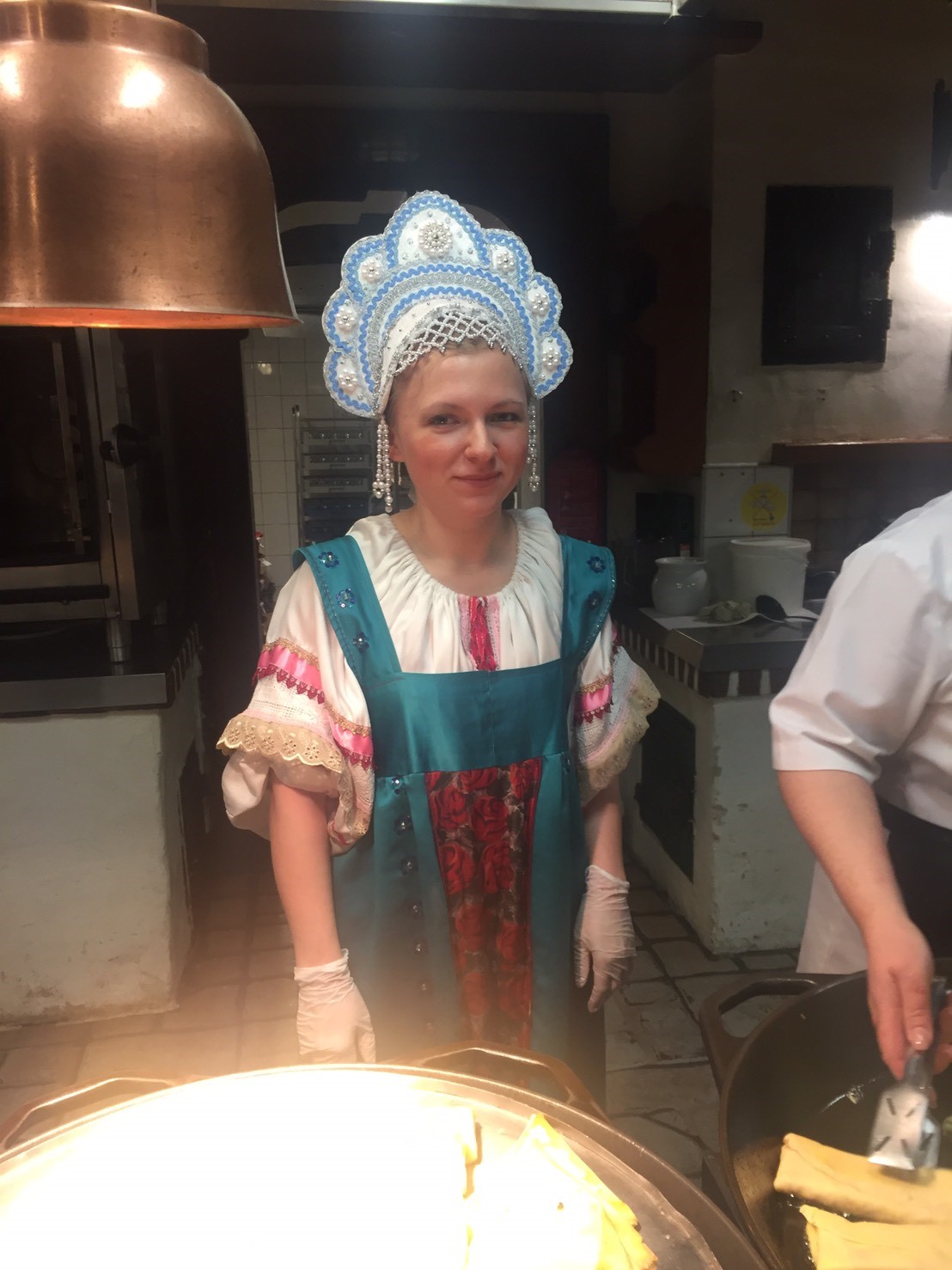 ロシアの伝統的な祭日で伝統衣装を着たレストラン店員の画像