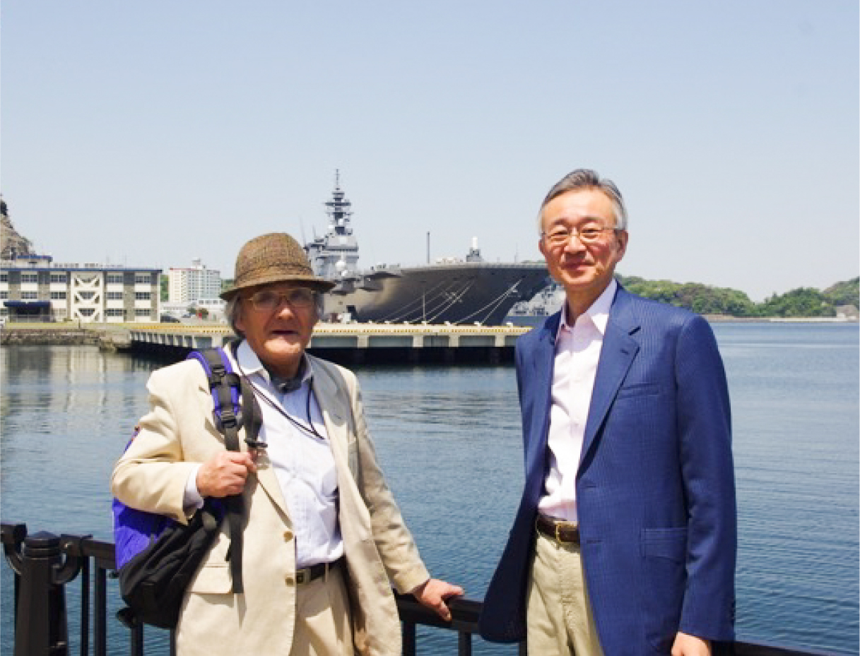 恩師の増子名誉教授と先生所縁の神奈川県横須賀市を訪れ旧交を深める矢口さん。