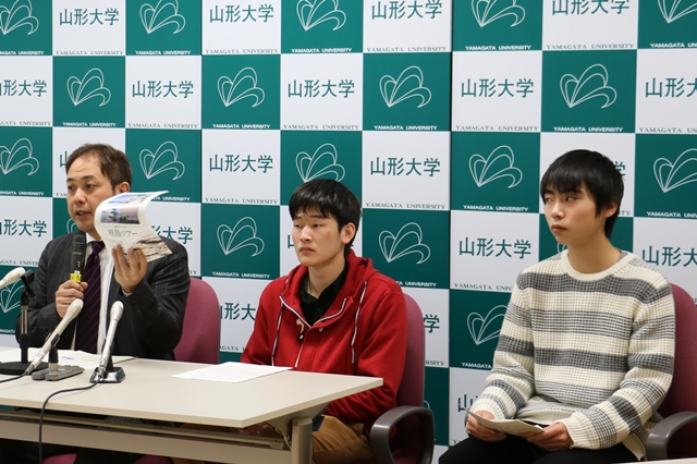 被災地支援活動について説明する福島真司教授(エンロールメントマネジメント担当:左)、齋藤航己さん(理学部1年:中)、遠藤聖さん(理学部1年:右)の画像