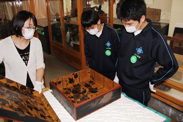 附属博物館での作業の画像