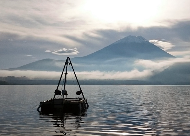 本栖湖に浮かぶ掘削プラットフォーム。三角櫓からサンプラーを湖底に下ろす。の画像