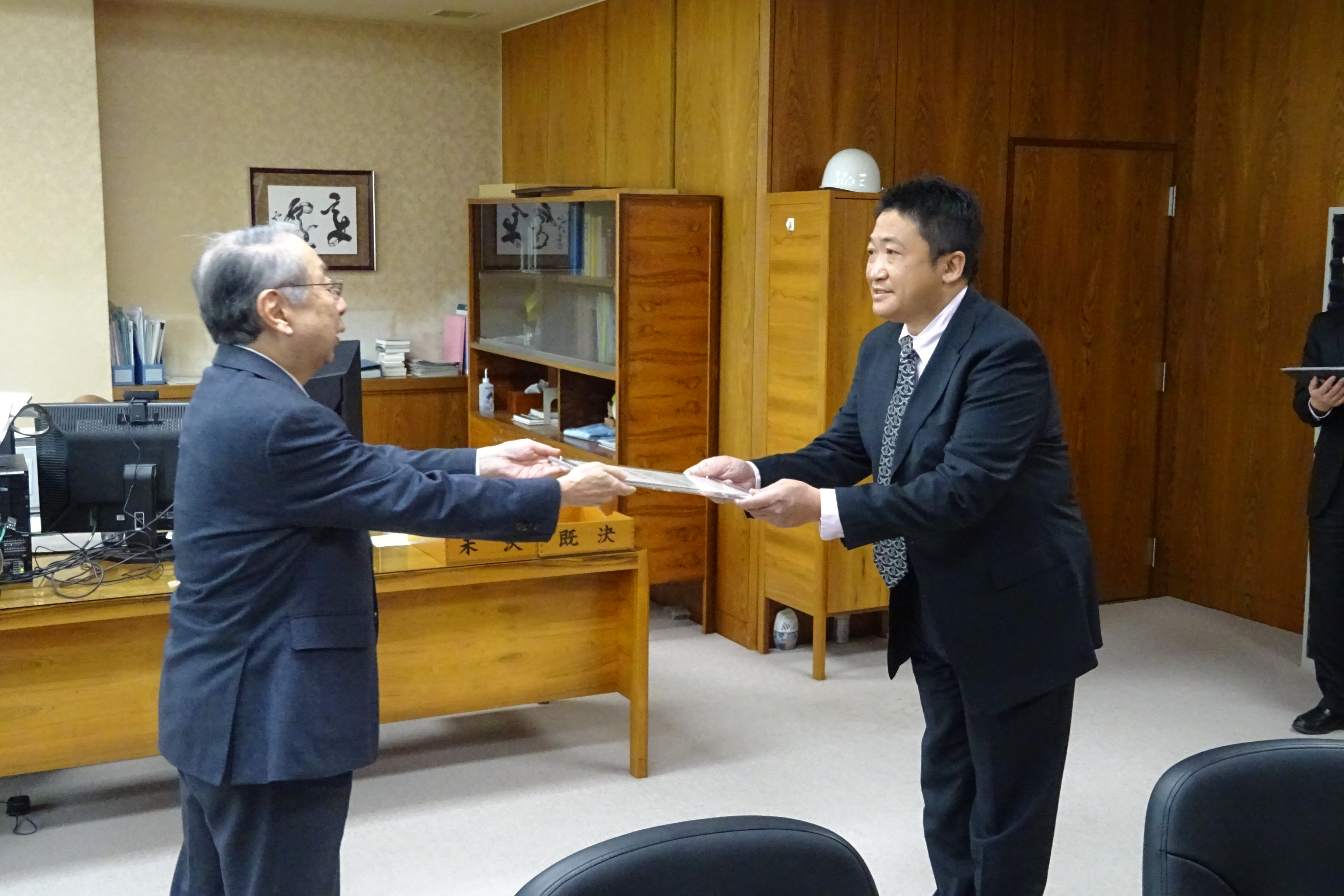 玉手学長から感謝状を贈呈される田川様（右）の画像