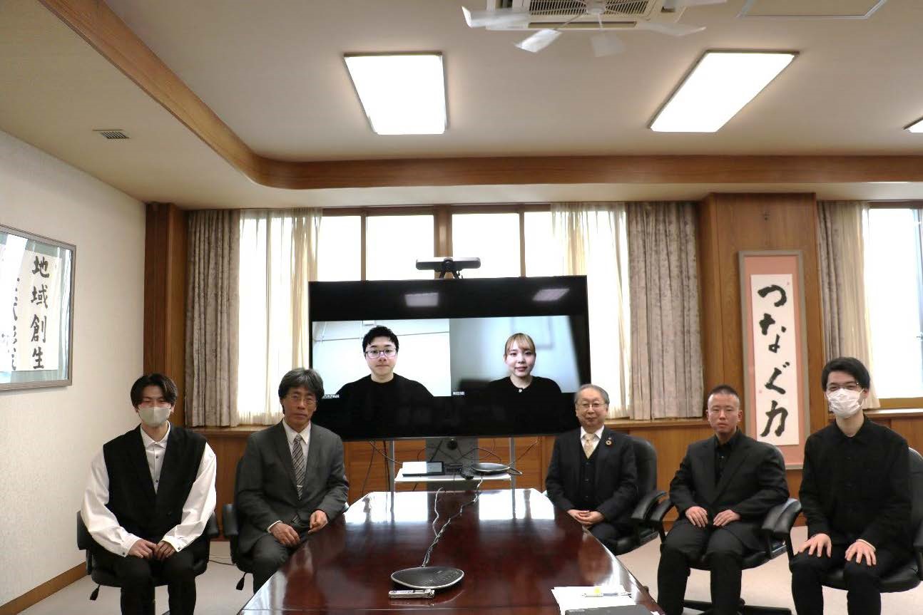 学長、総務担当理事と、各学部から選出された学生の画像