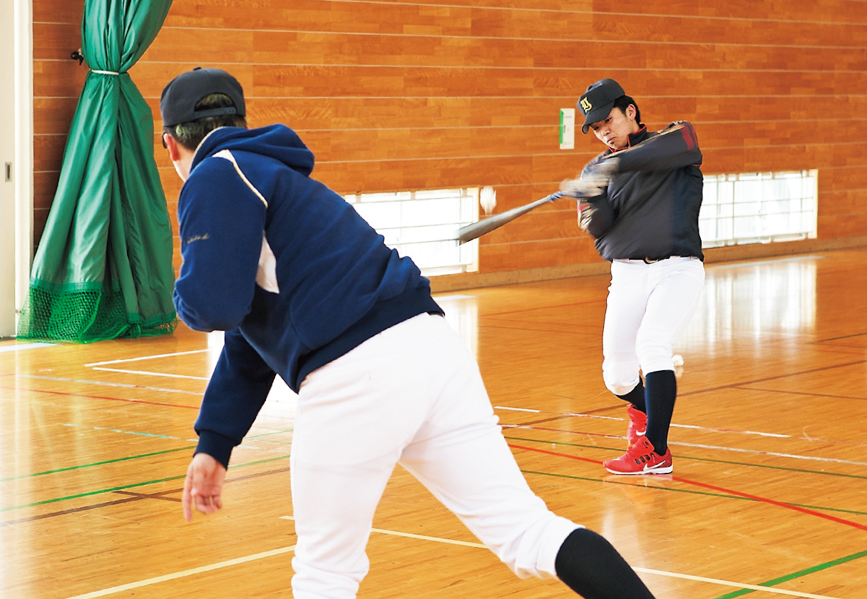 三浦監督が投げるシャトルをジャストミートする高田主将