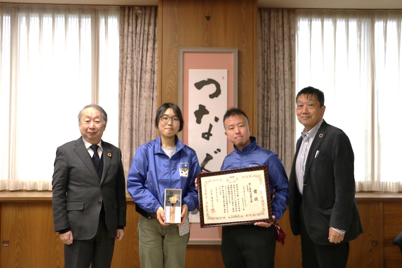 （写真左から）玉手英利学長、理学部2年の大淵友加里(おおぶちゆかり)さん、理学部2年近江郁哉(おうみふみや)さん、栗山恭直教授の画像