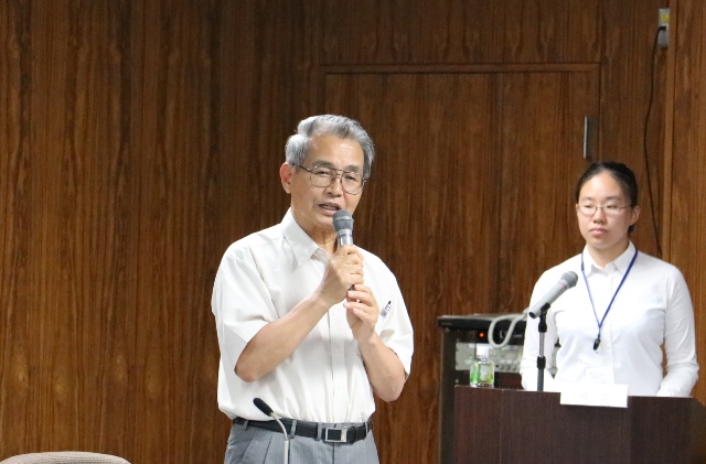 あいさつをする学長と司会の学生AAの画像