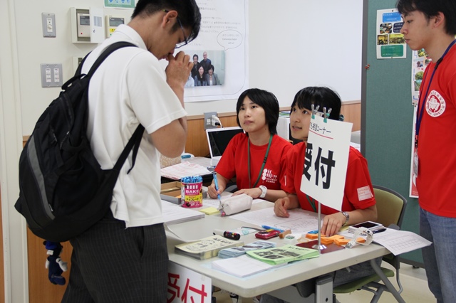 学生スタッフによる受付の画像