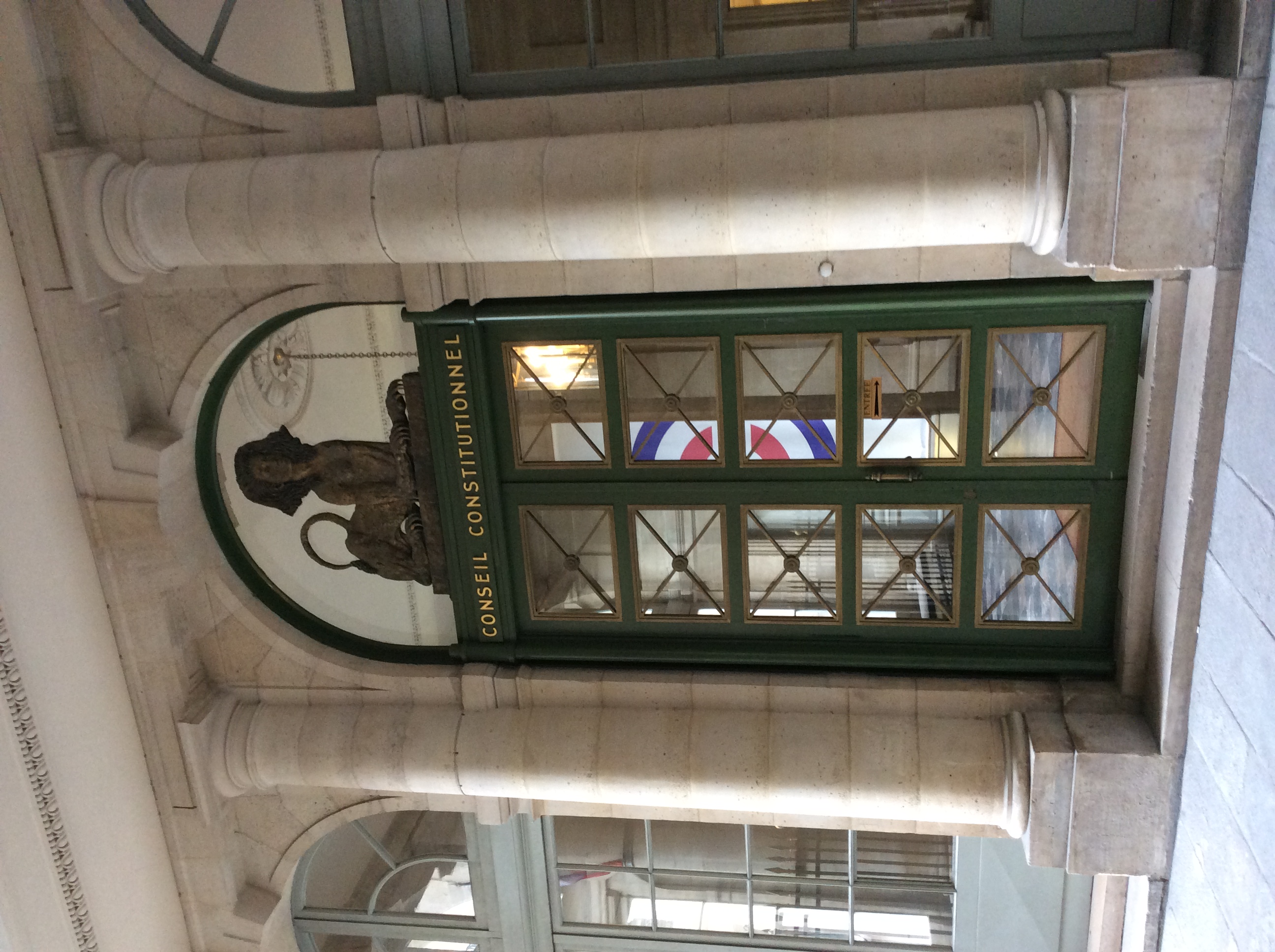 フランス憲法院の入り口です。ドアの上にはスフィンクスがいます。の画像