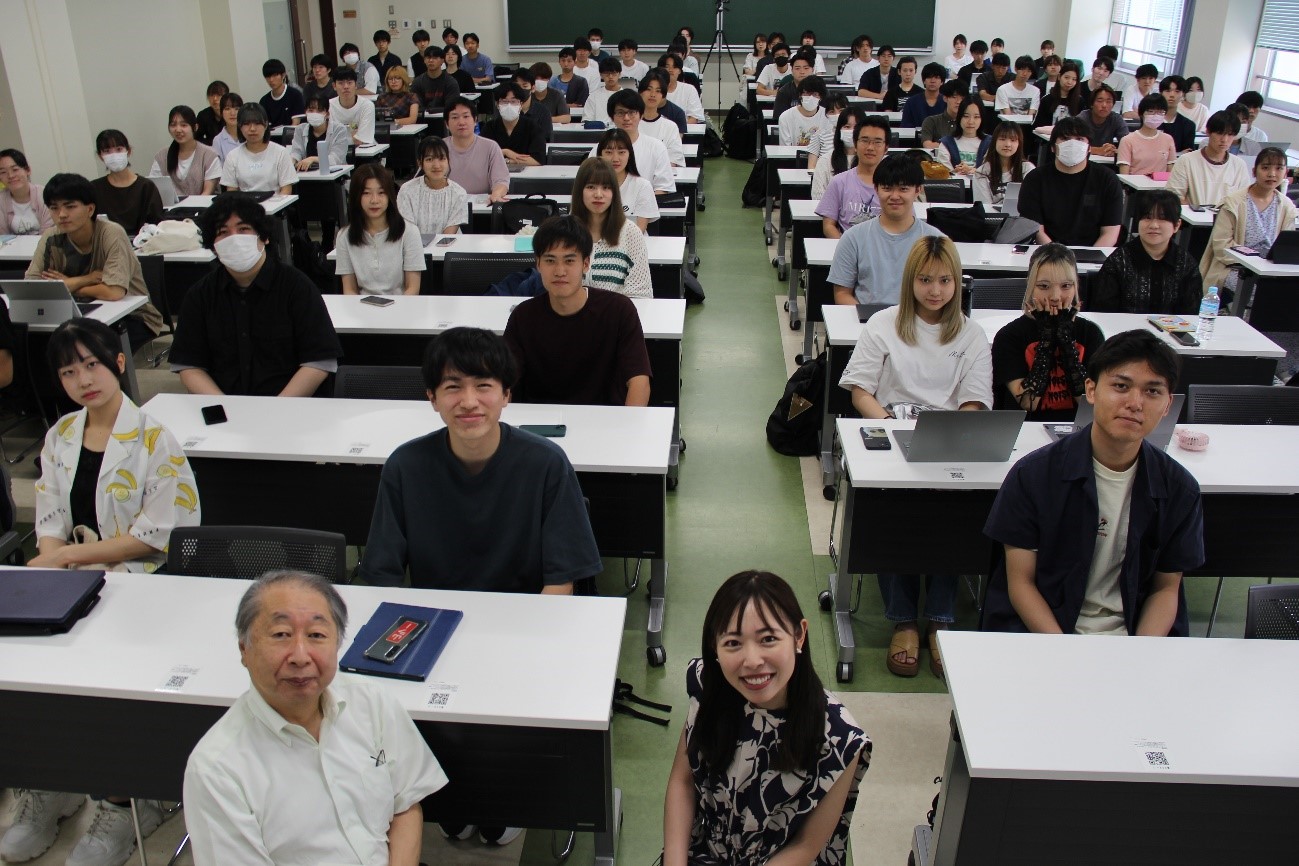 玉手英利学長、伊藤永夏フリーアナウンサー、受講者の皆さんの画像