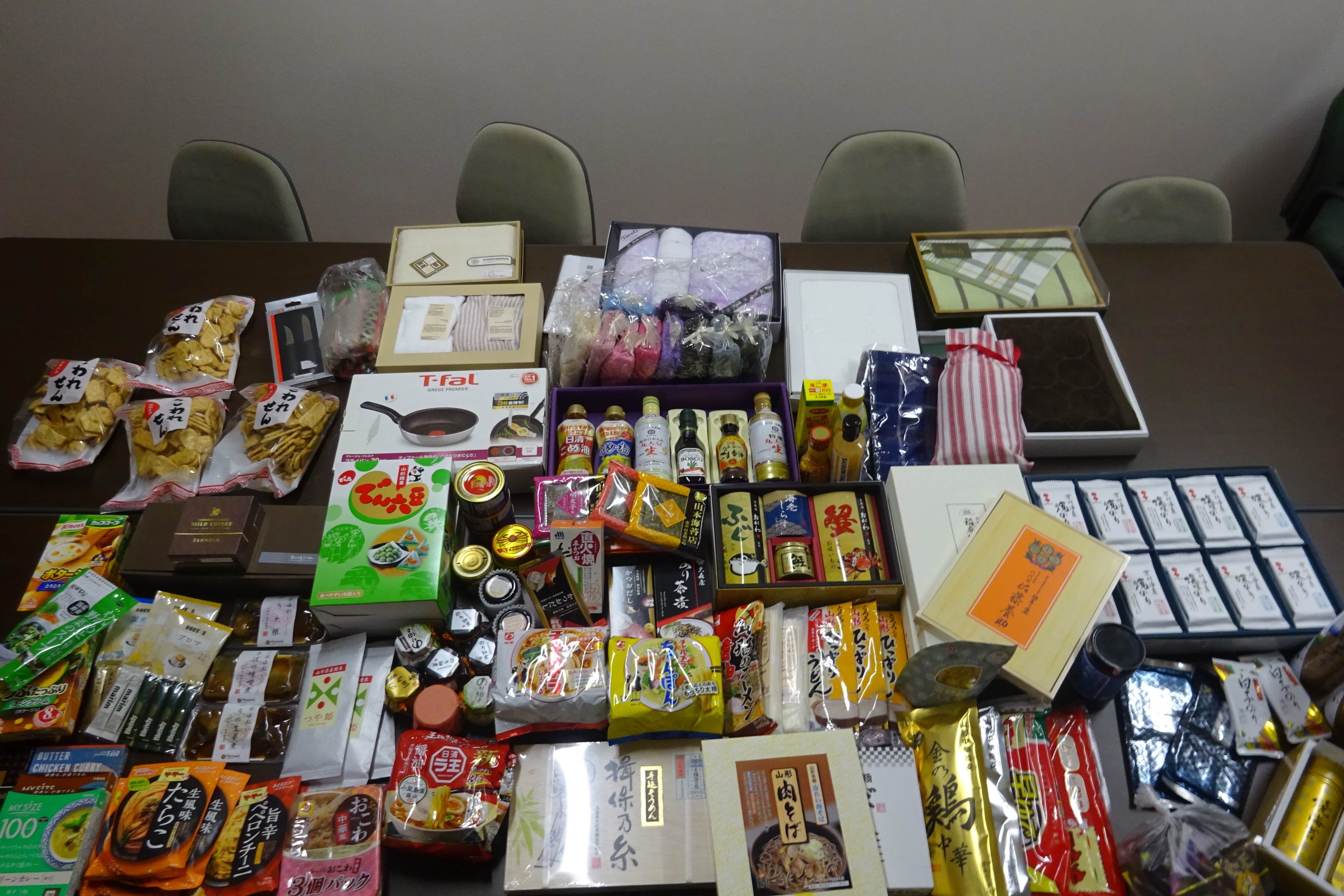 いただいた食料品の品々の画像