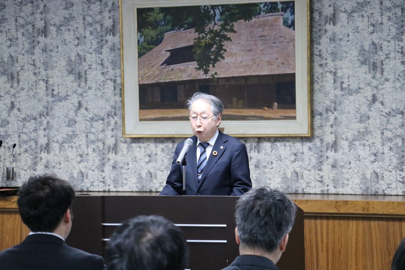 メッセージを述べる学長の画像