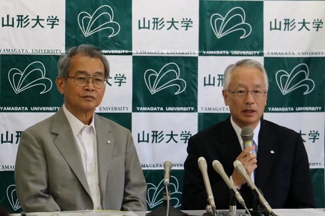 新研究科等の設置について説明する
飯塚博工学部長（右）の画像