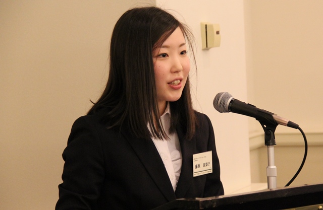 司会の藤原真梨子さん（人文学部2年）の画像