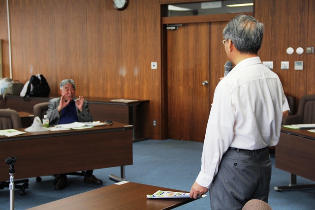 先輩の質問に答える小山学長の画像