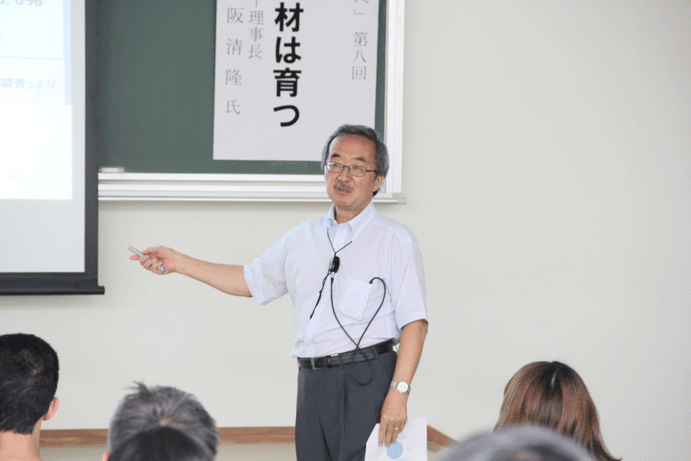 講演する赤阪清隆氏の画像
