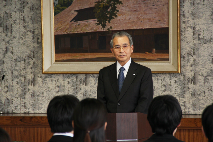 激励の言葉をおくる学長の画像