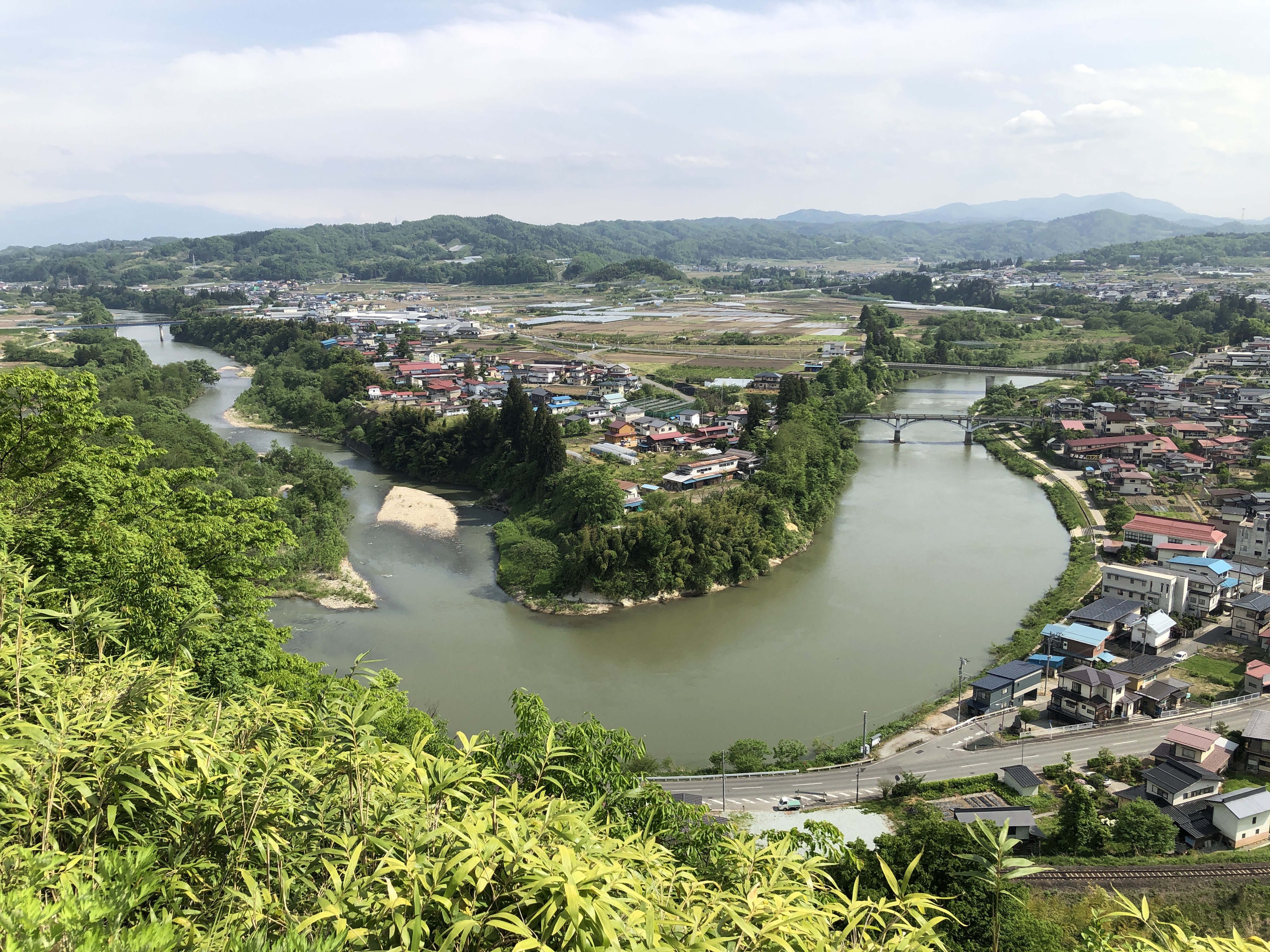 最上川の屈曲部に栄えた左沢河岸（画面右、大江町）の画像