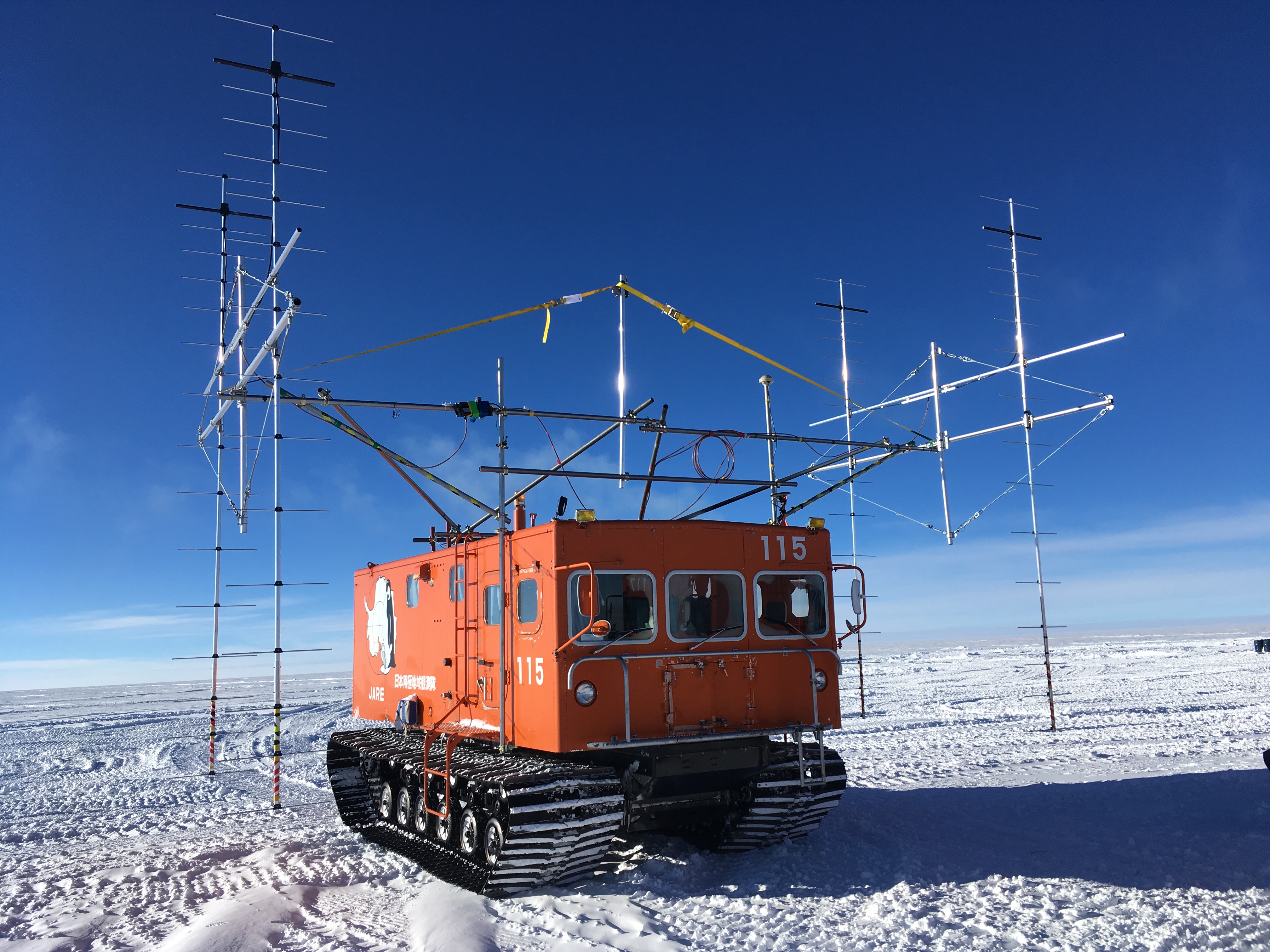 図1： レーダアンテナを搭載した雪上車。国立極地研究所 藤田秀二教授撮影。の画像