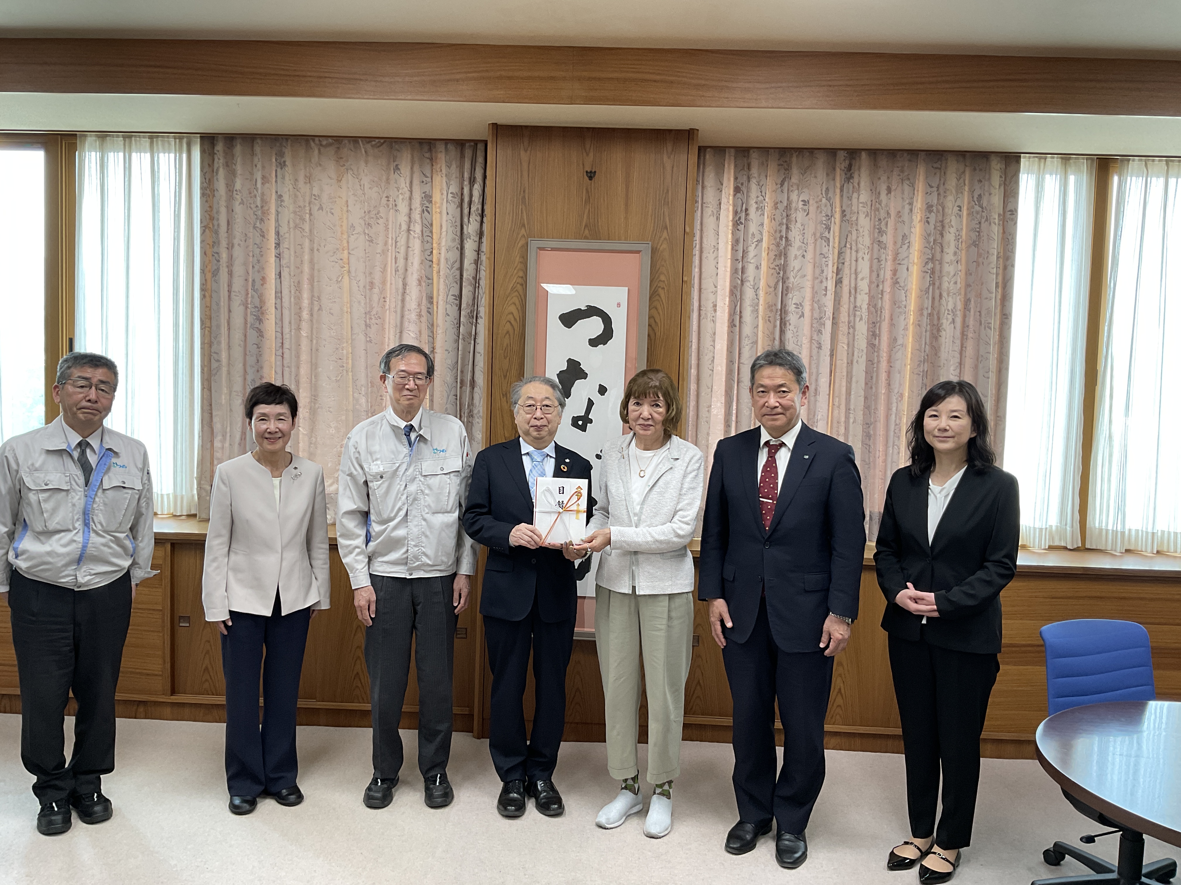 左から、山口購買部長様、伊藤理事、菊地総務部長様、玉手学長、石澤代表取締役会長様、村山副学長、中村人文社会科学部副学部長の画像