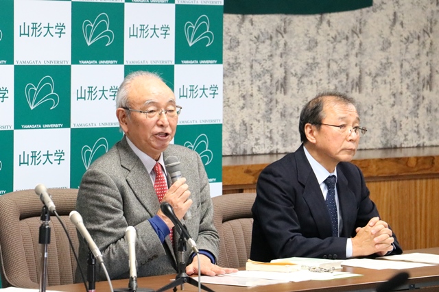 寄付講座の概要を説明する松尾雅彦カルビー株式会社相談役（左）の画像