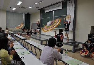 学生花笠サークル「四面楚歌」による花笠踊りの画像