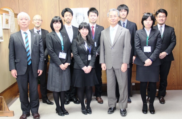 学長室での記念撮影の画像