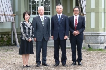 (左から)今野センター長、飯塚キャンパス長、西海COO、森田執行役員の画像