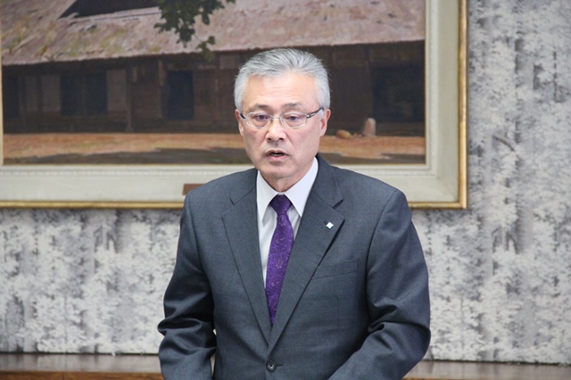 証書を授与し、メッセージを送った佐藤慎三氏の画像