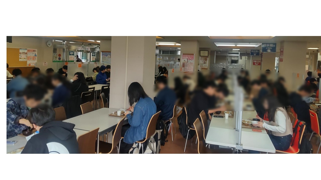 100円朝食で賑わう食堂の様子の画像