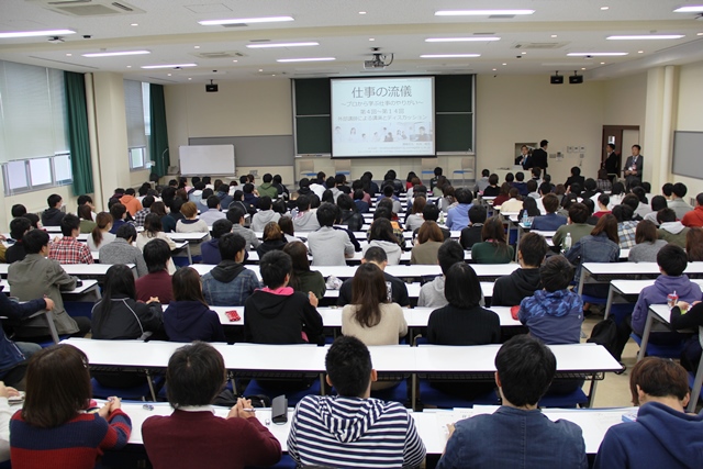 ほぼ満席の基盤教育222教室の画像