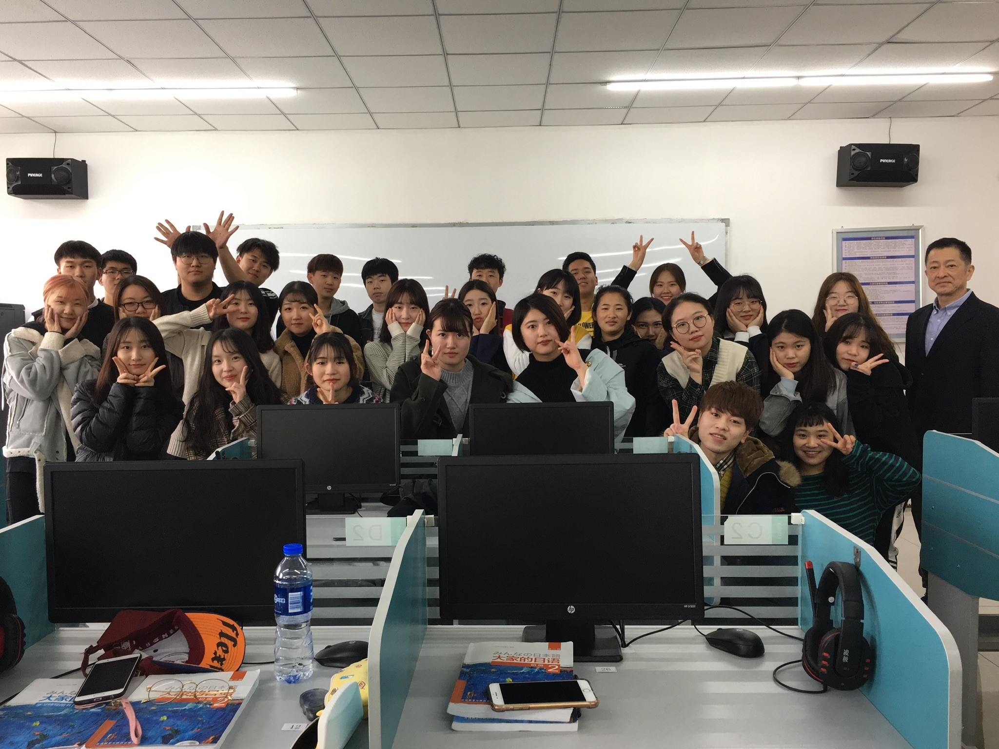 日本語学科のクラスでの記念写真の画像