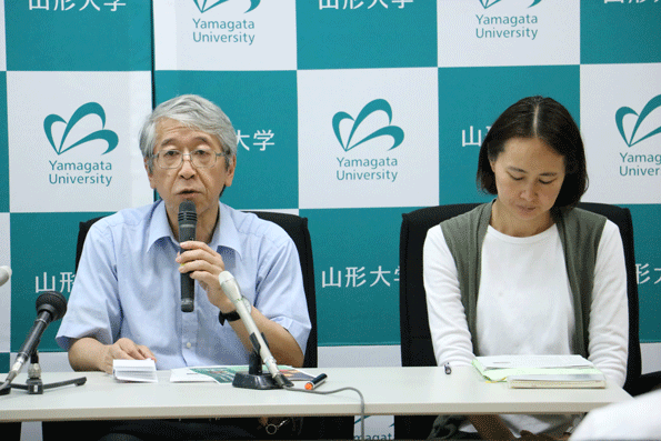 シンポジウムの紹介をする山本教授(左)と佐藤准教授の画像