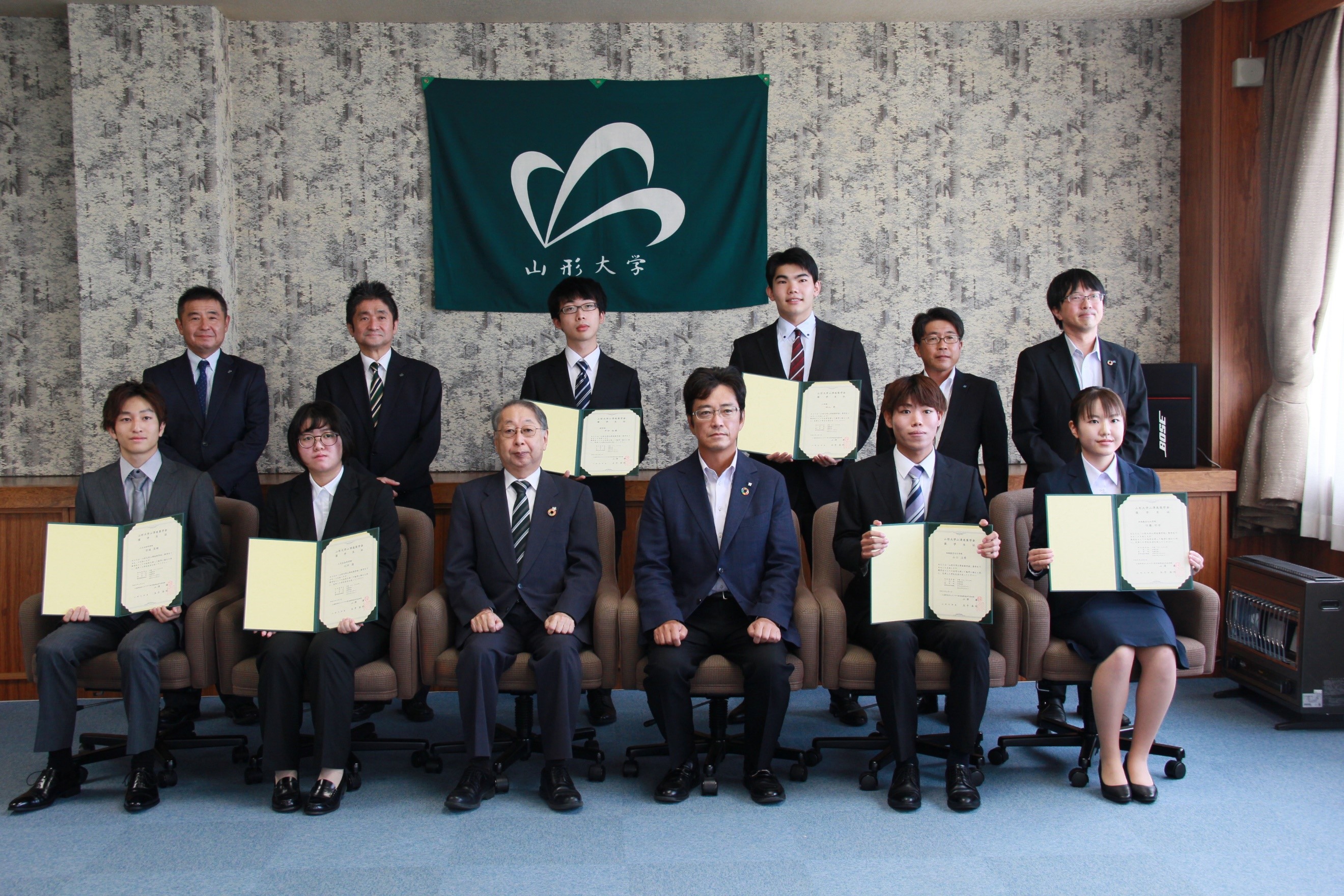集合写真（前列中央右：山澤代表理事、中央左：玉手学長、奨学生のみなさん）の画像