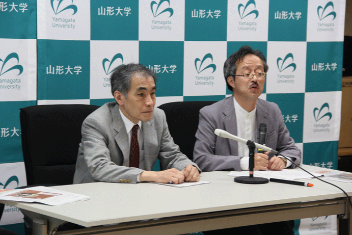 小白川図書館・附属博物館特別展の開催を発表する梅林図書館長（左）、新宮博物館長の画像