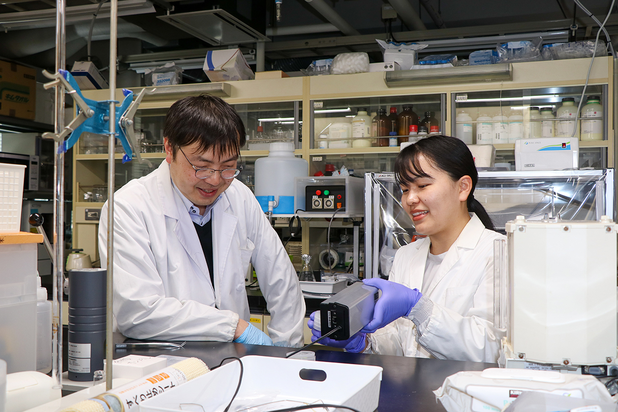 開発に成功した赤色ペロブスカイト量子ドットLEDはさまざまな分野での活用が考えられる。現在、江部先生と千葉先生は別々に研究しているが、定期的に情報を共有している。の画像