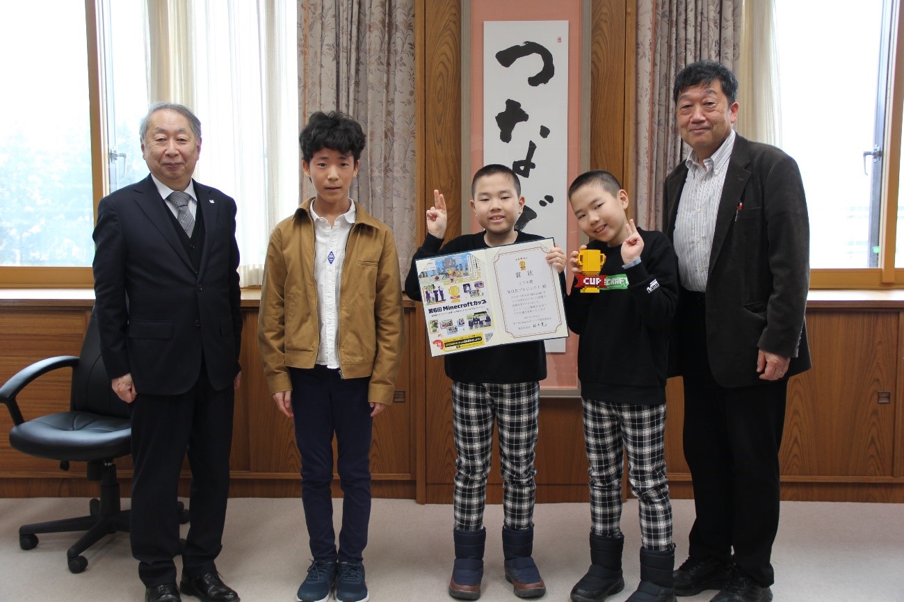 写真左から　玉手英利学長・三浦　知さん・井田吉春さん・井田吉信さん・栗山恭直教授の画像