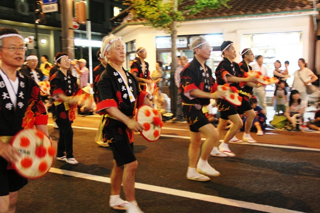 学長（中央右）等、幹部職員の踊りの画像