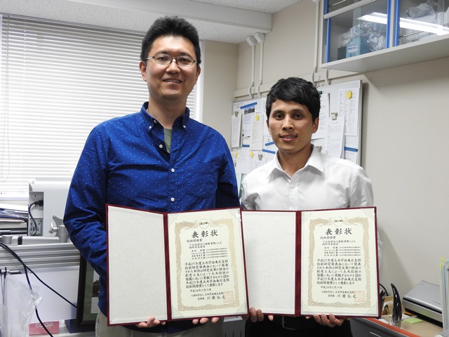 表彰状を持つ渡部教授(左)とPham Duy Dongさん(右)の画像