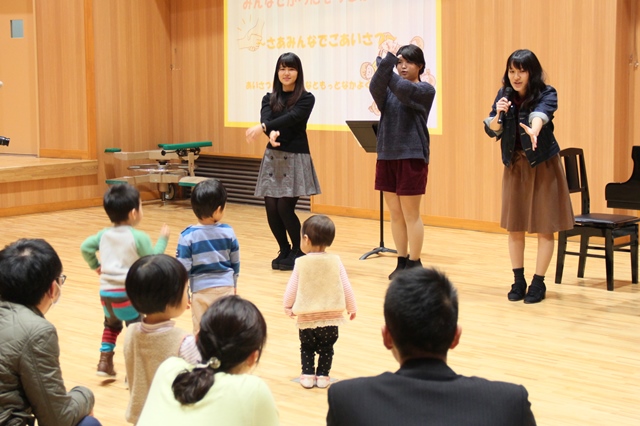 学生と一緒に楽しく体を動かす園児たちの画像