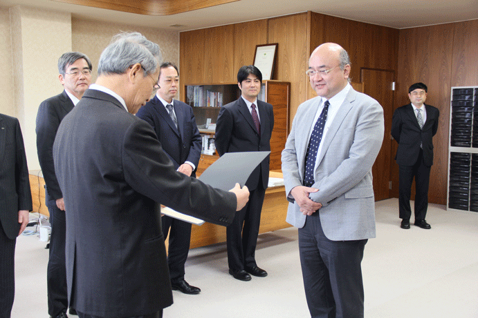 小山学長から証書が授与されましたの画像