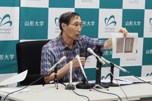 蔵王での飛行機凍結防止研究資料について話す柳澤教授の画像