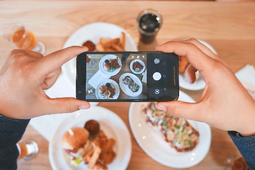 実験では、食事の写真を撮るだけで栄養素やカロリーを計算しアドバイスが提供されるアプリを活用しています。の画像