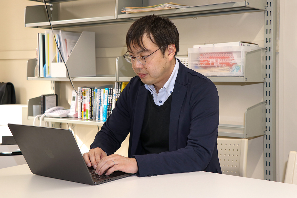 千葉先生も本学の卒業生。普段は米沢市にある米沢キャンパスで研究を行っている。「工学部は高分子や有機材料などで実績があり、世界レベルで研究ができます」と本学の強みを紹介する。の画像