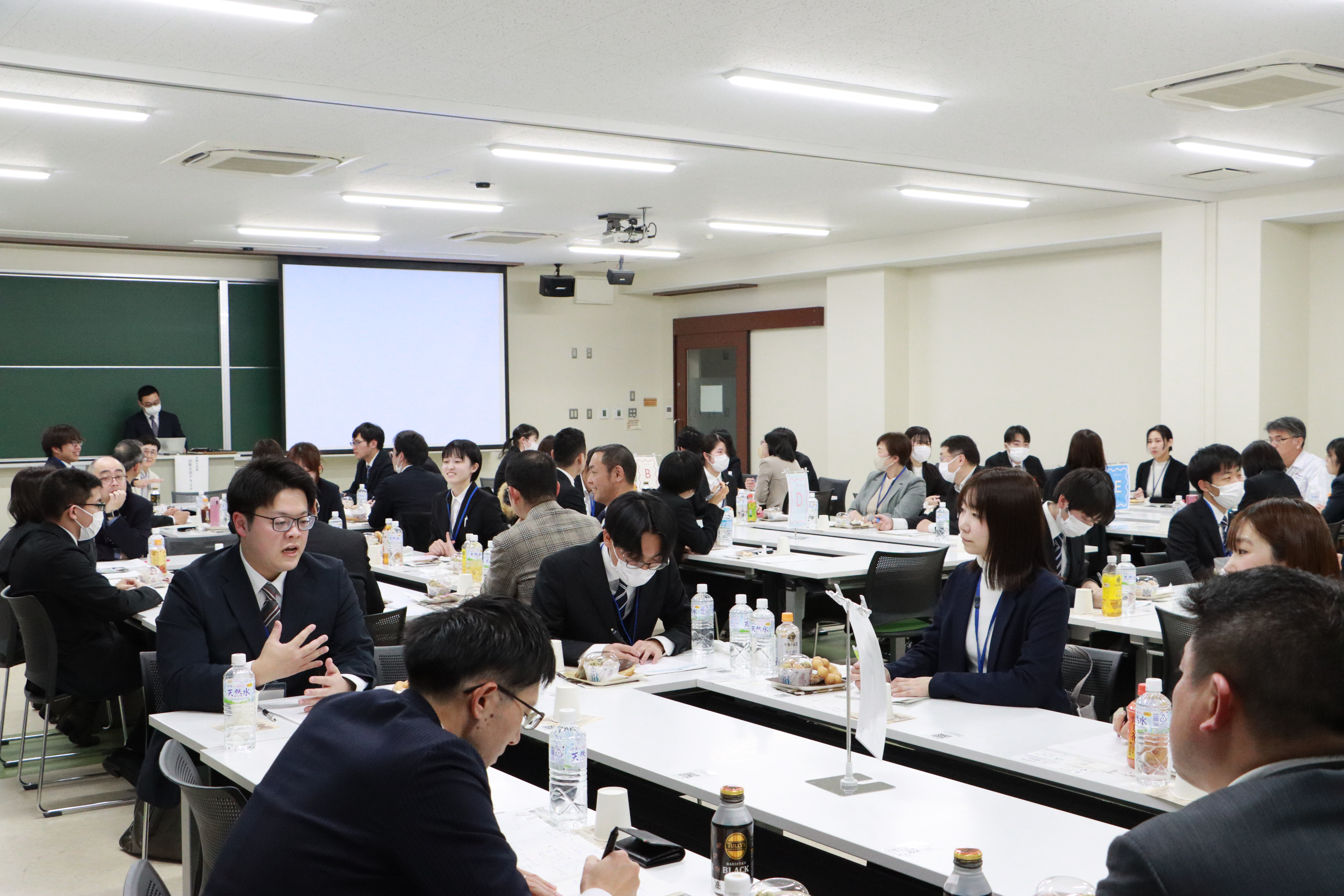 企業、自治体等の担当者、学生、教職員による意見交換の画像