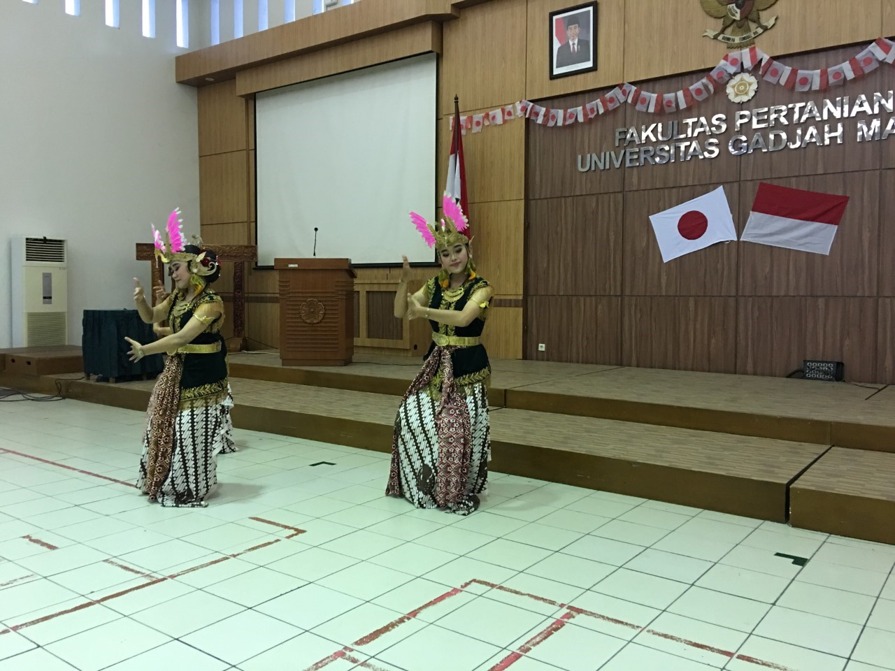 ガジャマダ大生による伝統舞踊の披露の画像