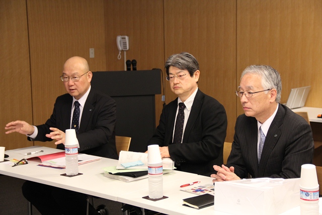左から安田理事、兒玉工学部副学部長、飯塚工学部長の画像